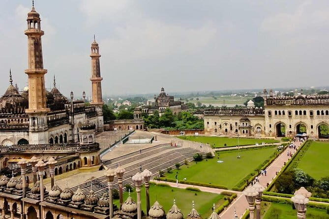 Affordable transfer from Agra to Lucknow - Pickup in Agra: a chauffeur where you can actually find them