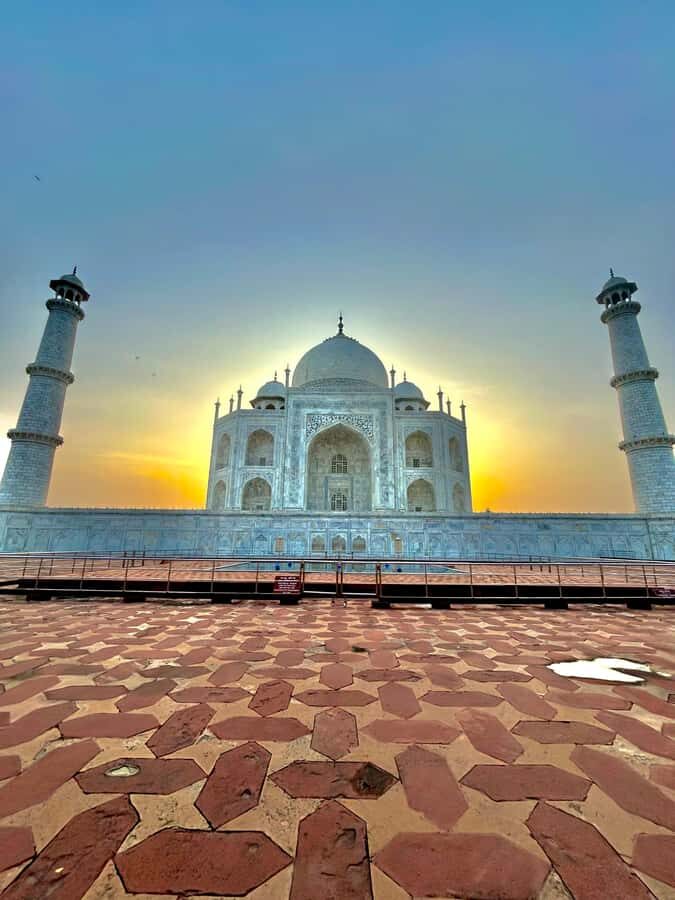 Agra : Skip the line tour for Taj Mahal, Agra fort - Breakfast at 8:30 a.m. and the switch to Agra Fort