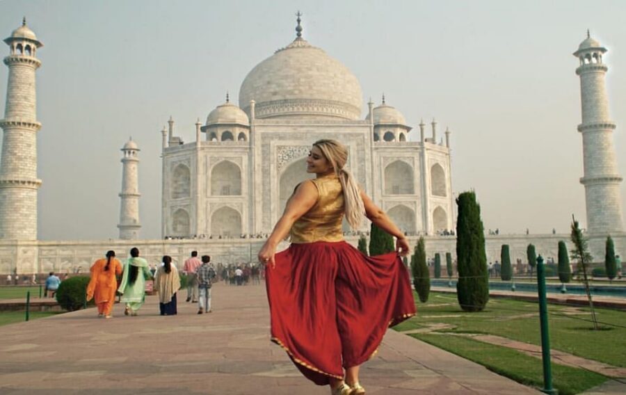 From Delhi/Agra: Taj Mahal Tour with Rental Saree Experience - Private group comfort, solo confidence, and language support