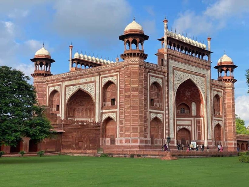From Delhi: Sunrise Taj Mahal Tour To Agra - Mughal Carpet Company: the shopping stop, handled your way