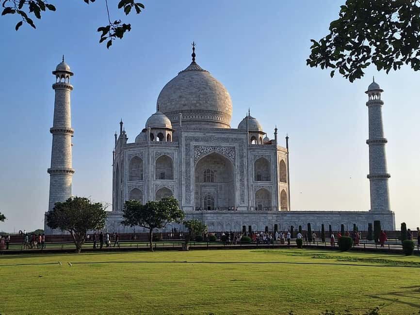 Luxury train tour from Delhi to Agra - Lunch and Agra markets: choosing between food and shopping sanity