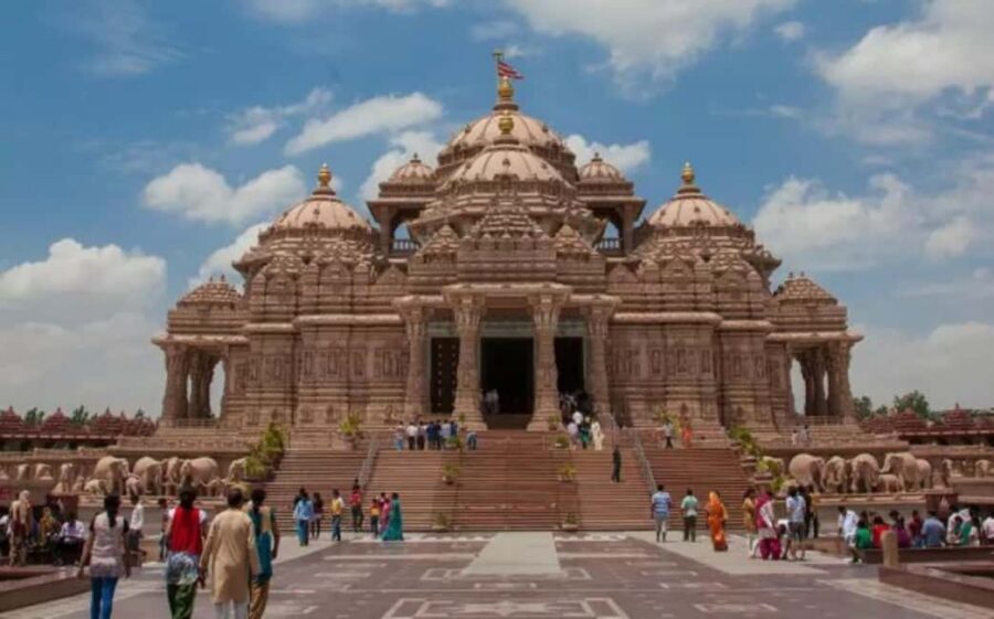 New Delhi: Akshardham Temple Tour with Water and Light Show - Akshardham Main Visit: Exhibitions, Carving Detail, and Guided Meaning