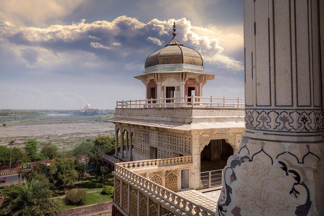 Taj Mahal, Agra Fort, Baby Taj & Mehtab Bagh Private City Tour - Lunch stop at Courtyard Agra: convenient fuel with some caveats